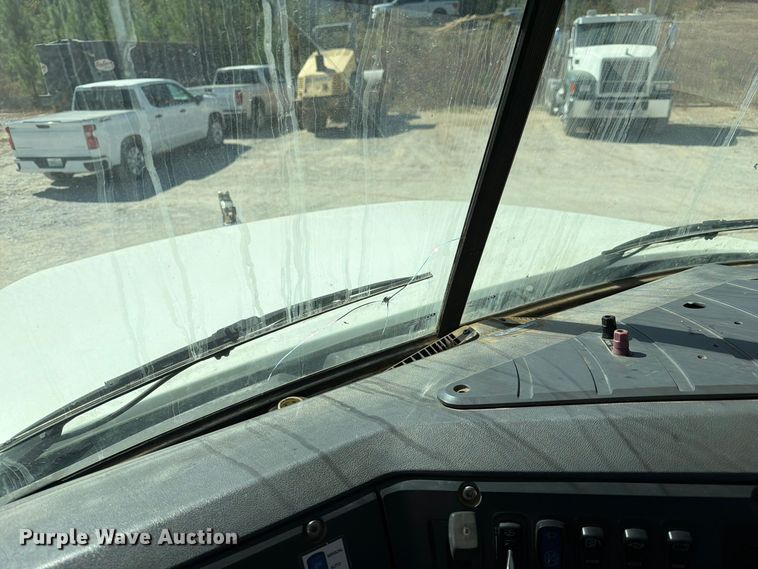 image for item FM6572 2013 Mack CHU613 semi truck