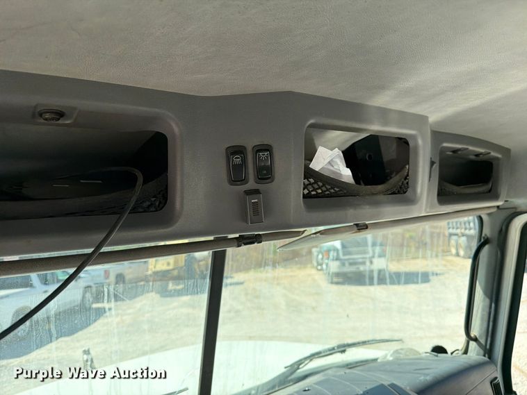 image for item FM6572 2013 Mack CHU613 semi truck