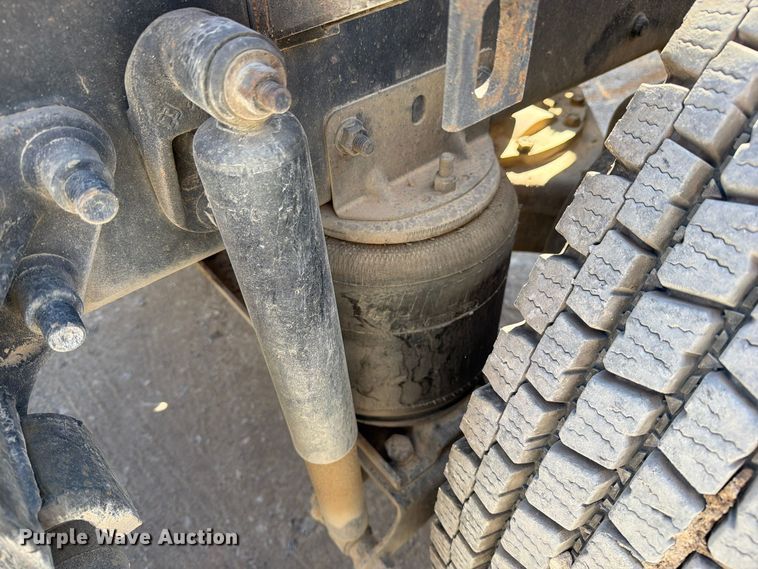 image for item FM6572 2013 Mack CHU613 semi truck