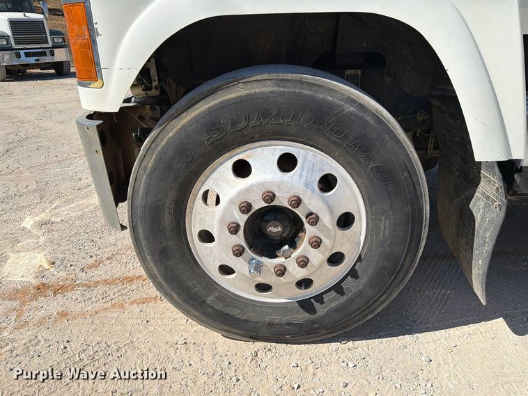 image for item FM6572 2013 Mack CHU613 semi truck