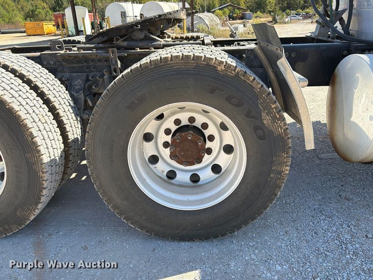 image for item FM6572 2013 Mack CHU613 semi truck
