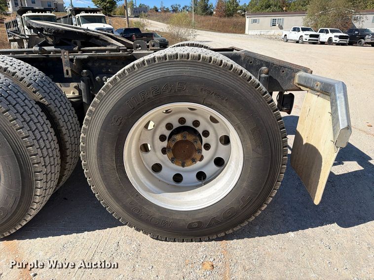 image for item FM6572 2013 Mack CHU613 semi truck