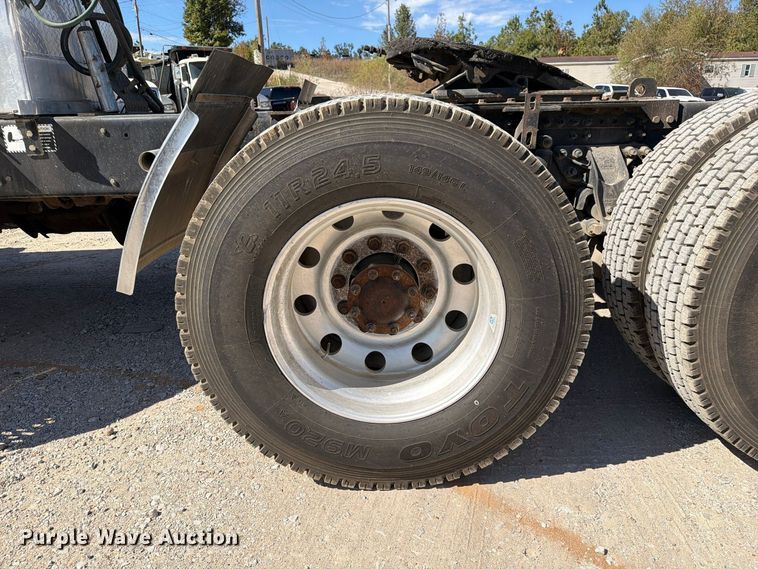 image for item FM6572 2013 Mack CHU613 semi truck