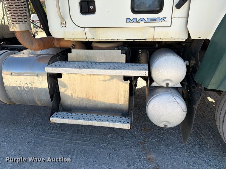 image for item FM6575 2012 Mack CHU613 semi truck