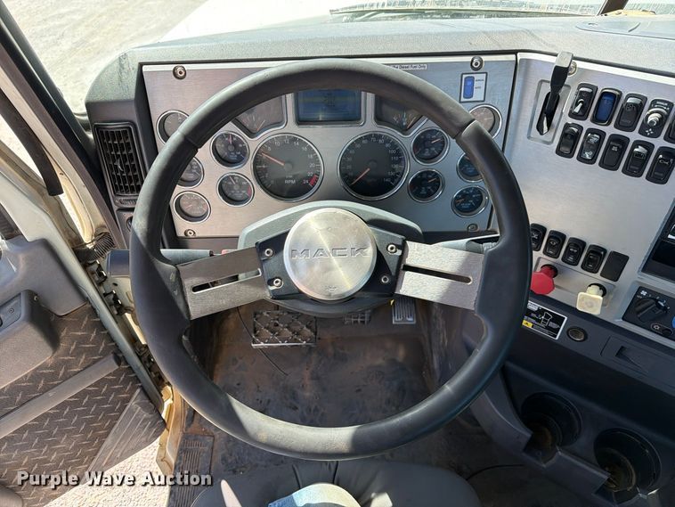 image for item FM6575 2012 Mack CHU613 semi truck