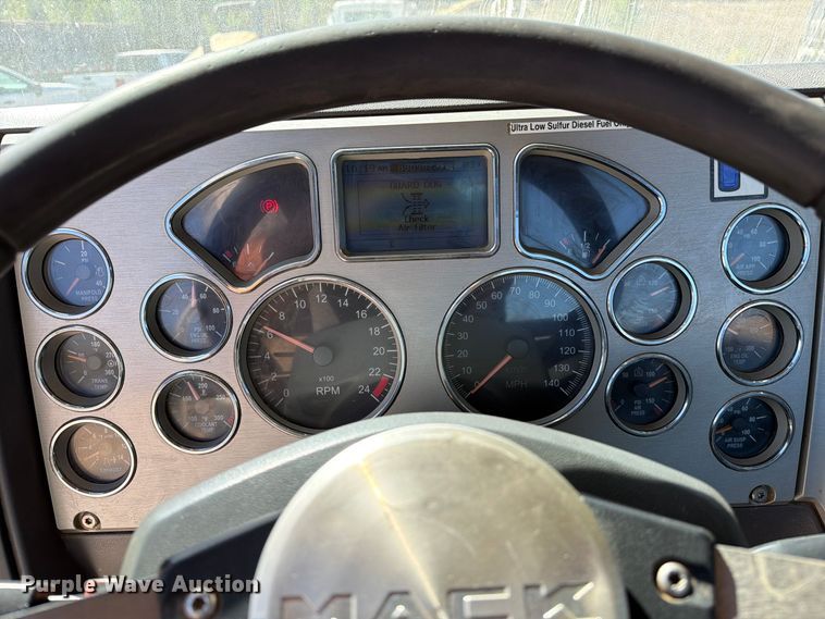 image for item FM6575 2012 Mack CHU613 semi truck