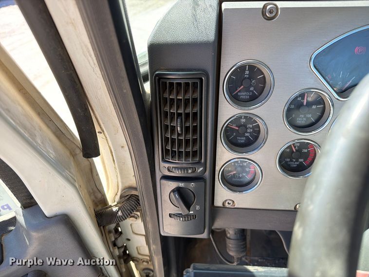 image for item FM6575 2012 Mack CHU613 semi truck