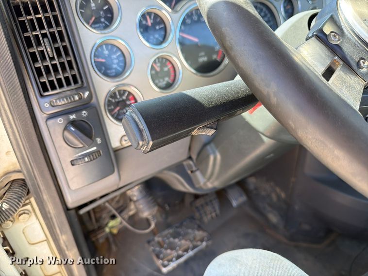 image for item FM6575 2012 Mack CHU613 semi truck