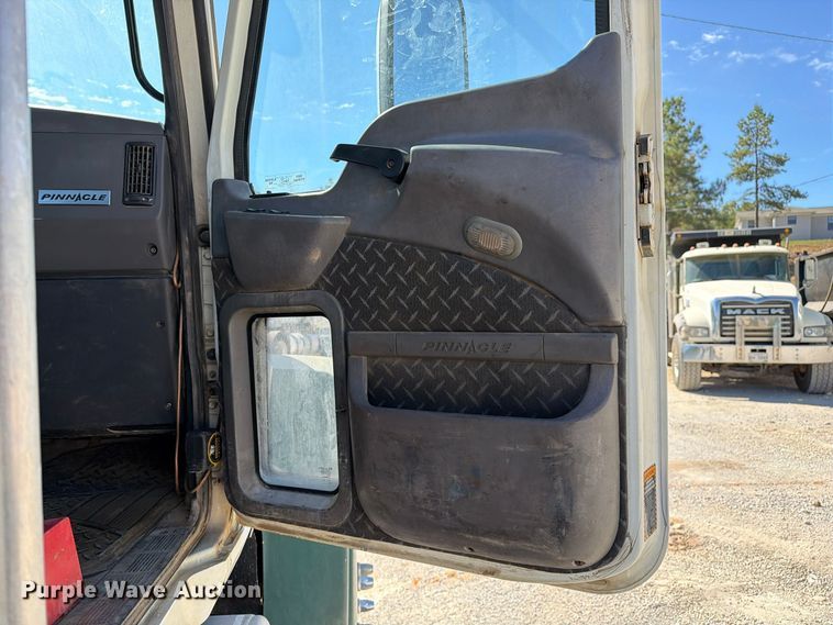 image for item FM6575 2012 Mack CHU613 semi truck