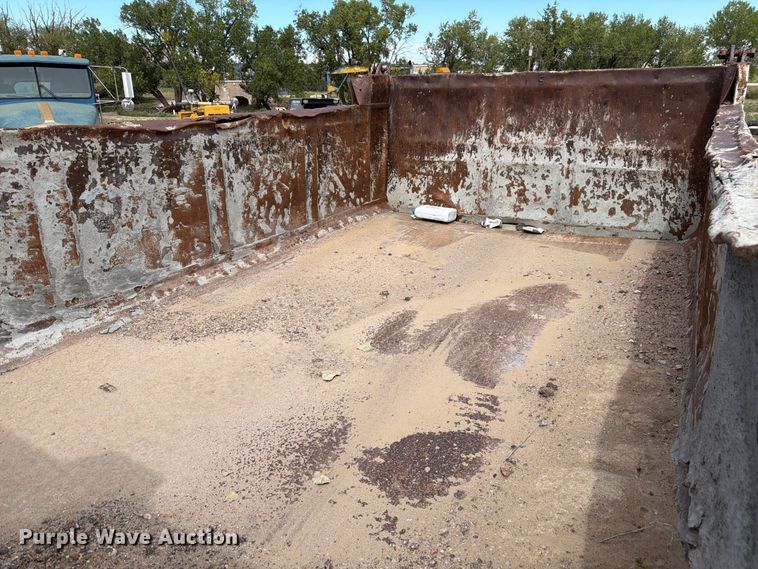 image for item FM7633 1997 White dump truck