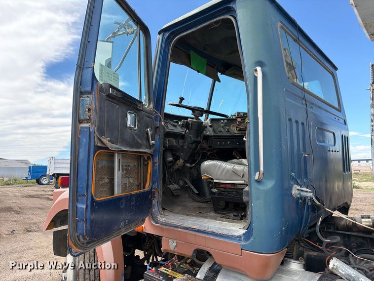 image for item FM7633 1997 White dump truck