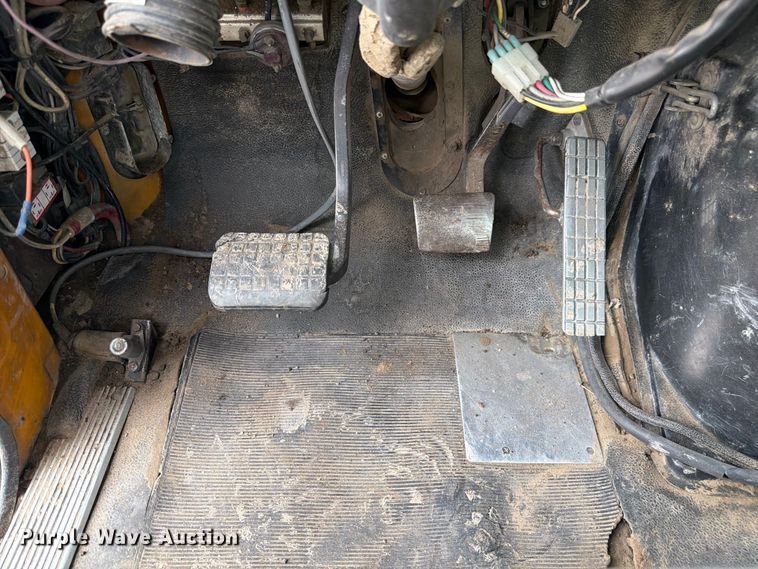 image for item FM7633 1997 White dump truck