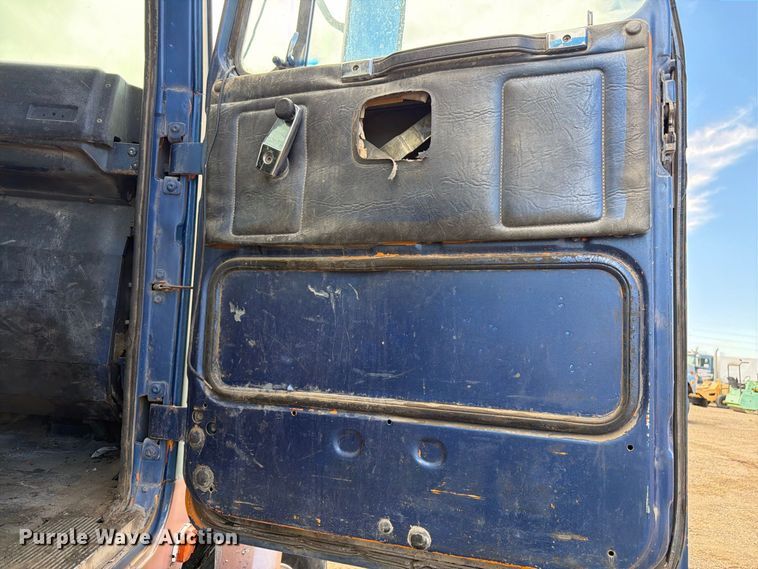 image for item FM7633 1997 White dump truck