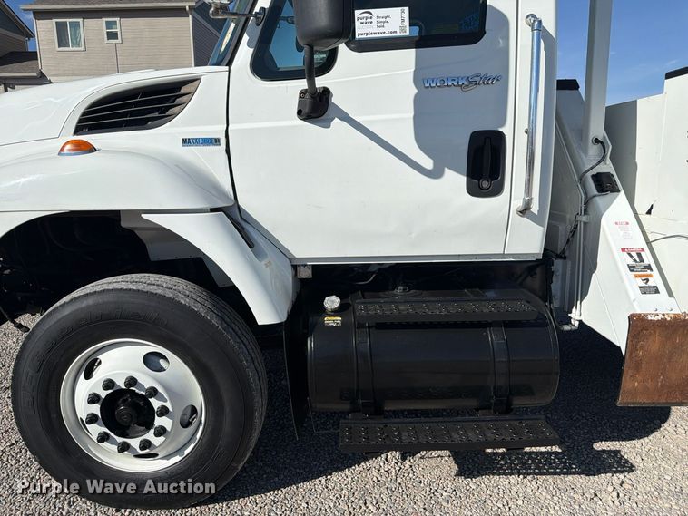 image for item FM7730 2010 International 7400 bucket truck