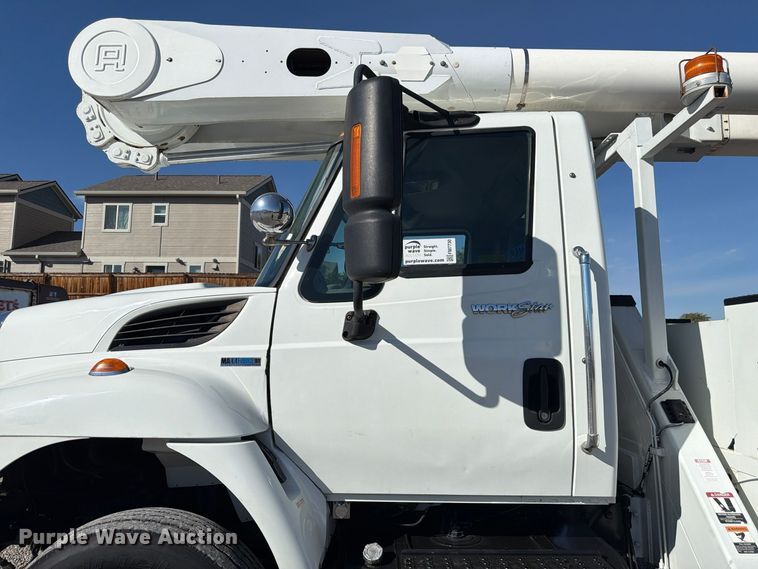 image for item FM7730 2010 International 7400 bucket truck
