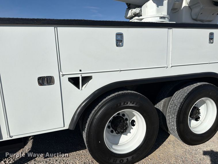 image for item FM7730 2010 International 7400 bucket truck