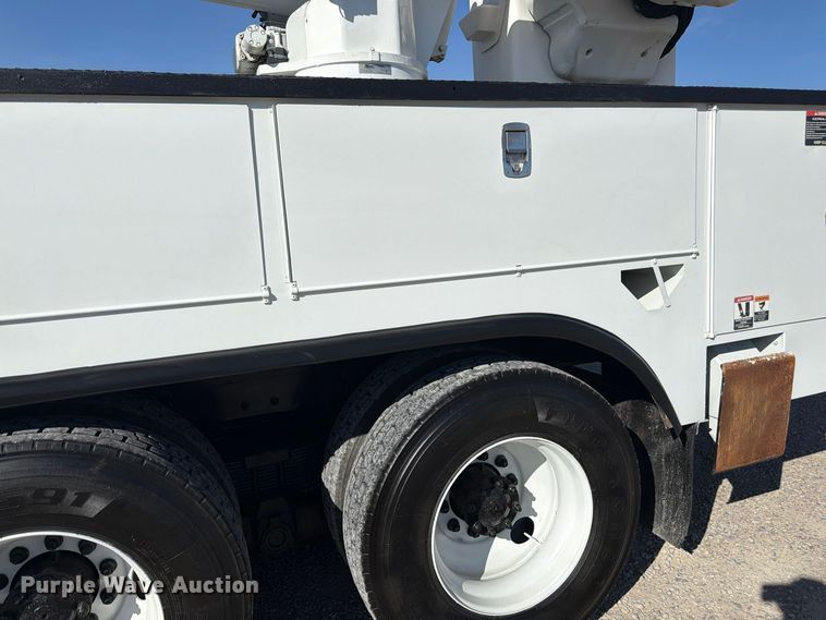 image for item FM7730 2010 International 7400 bucket truck