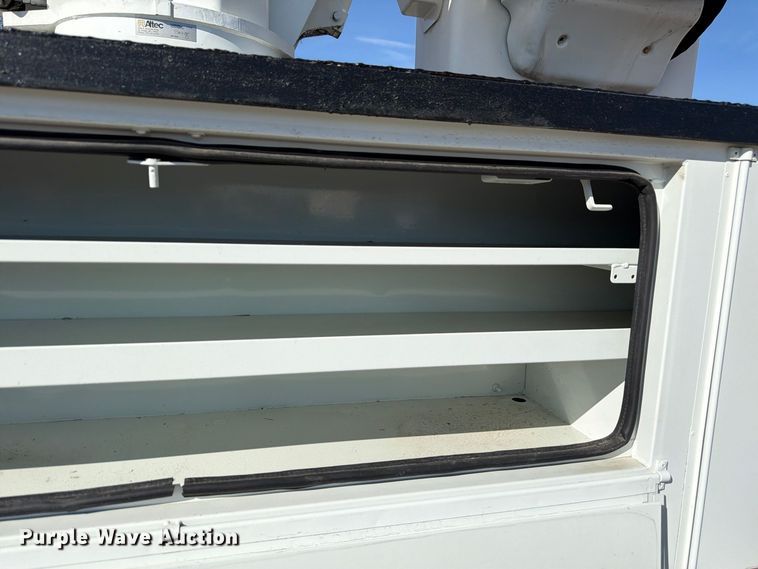 image for item FM7730 2010 International 7400 bucket truck