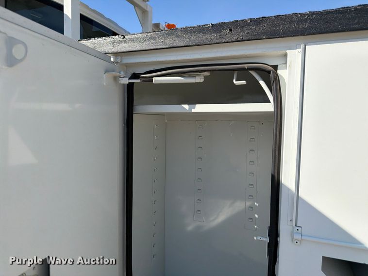 image for item FM7730 2010 International 7400 bucket truck
