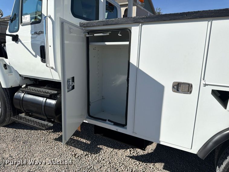 image for item FM7730 2010 International 7400 bucket truck