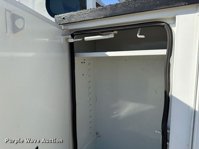 image for item FM7730 2010 International 7400 bucket truck