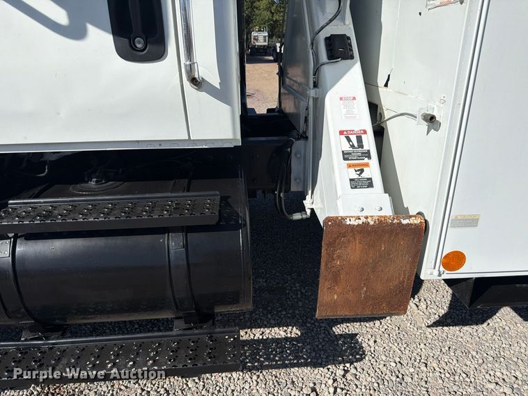 image for item FM7730 2010 International 7400 bucket truck