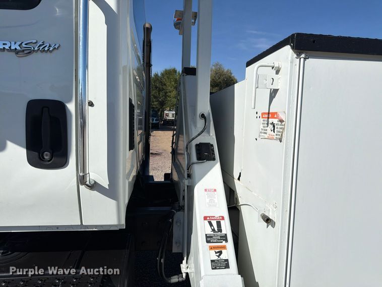 image for item FM7730 2010 International 7400 bucket truck