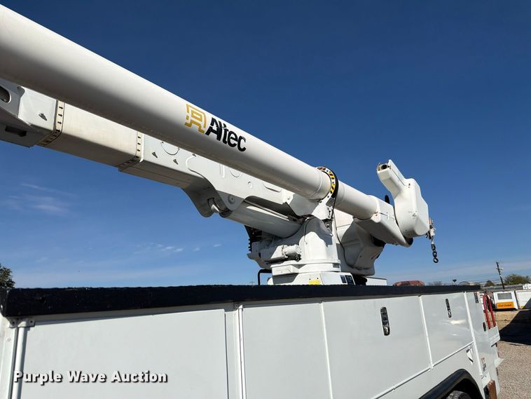 image for item FM7730 2010 International 7400 bucket truck