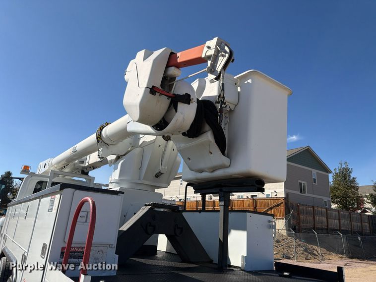 image for item FM7730 2010 International 7400 bucket truck