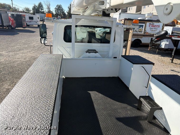 image for item FM7730 2010 International 7400 bucket truck