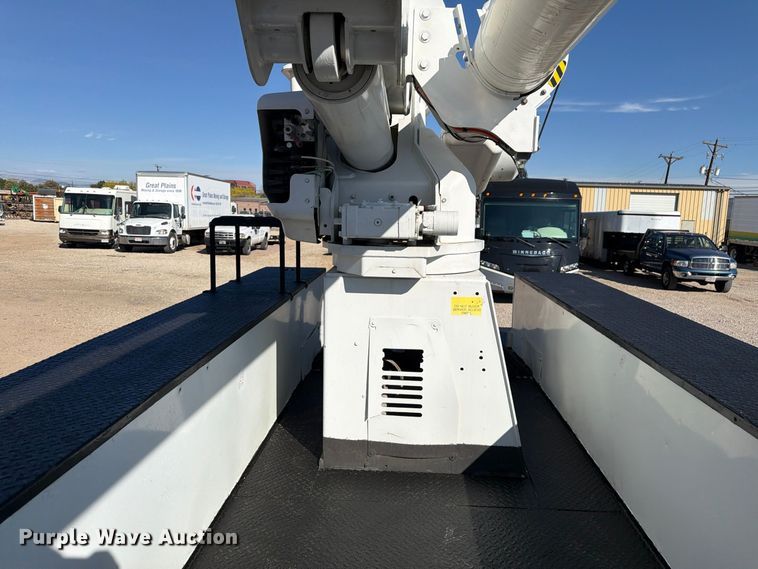 image for item FM7730 2010 International 7400 bucket truck