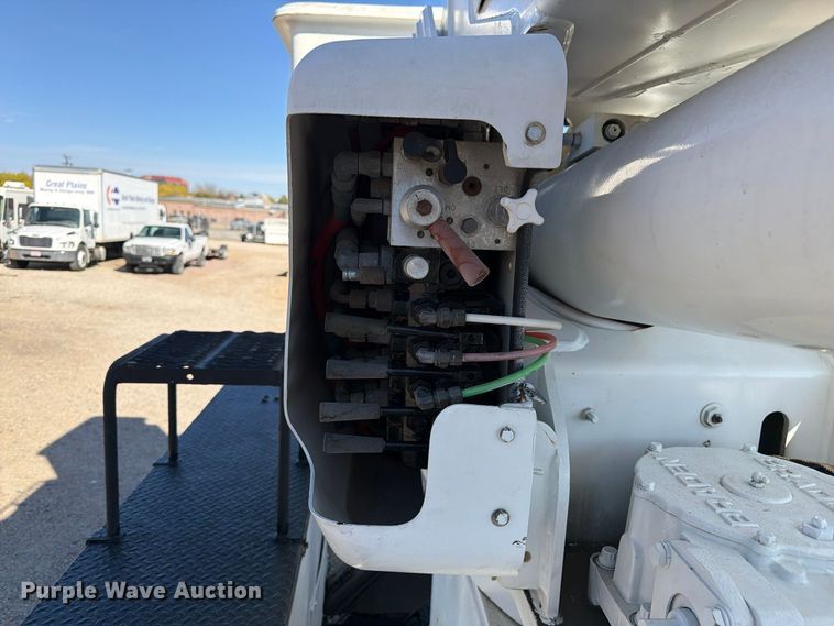 image for item FM7730 2010 International 7400 bucket truck
