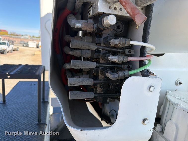 image for item FM7730 2010 International 7400 bucket truck