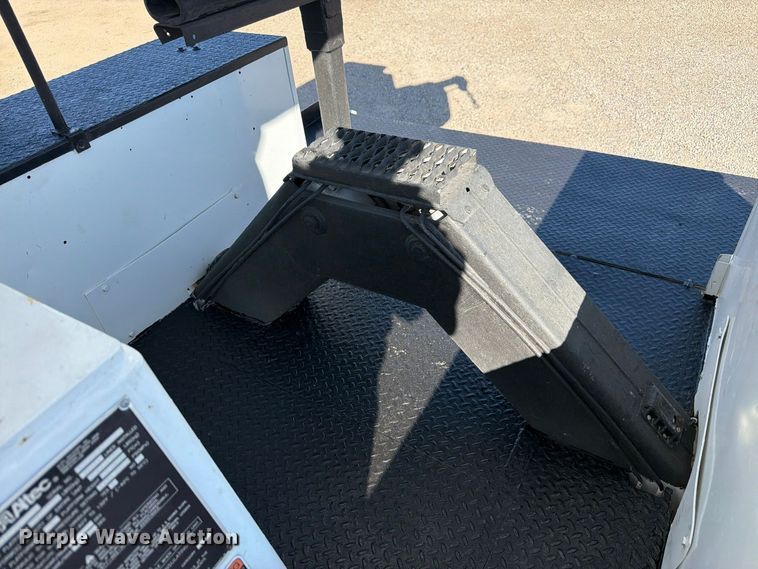 image for item FM7730 2010 International 7400 bucket truck
