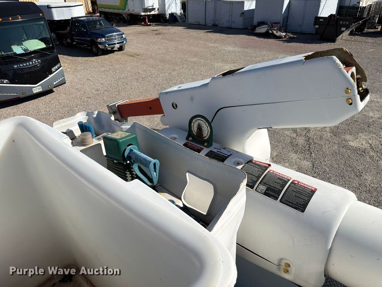 image for item FM7730 2010 International 7400 bucket truck