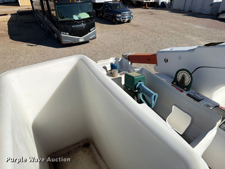 image for item FM7730 2010 International 7400 bucket truck