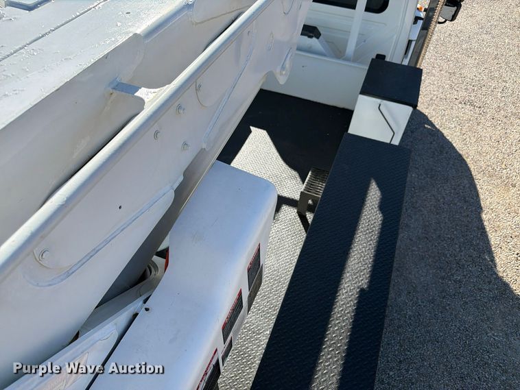image for item FM7730 2010 International 7400 bucket truck