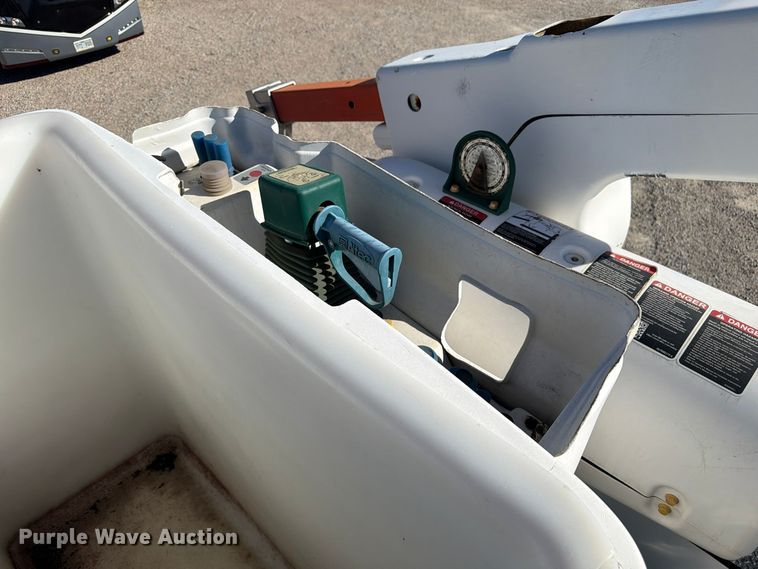 image for item FM7730 2010 International 7400 bucket truck