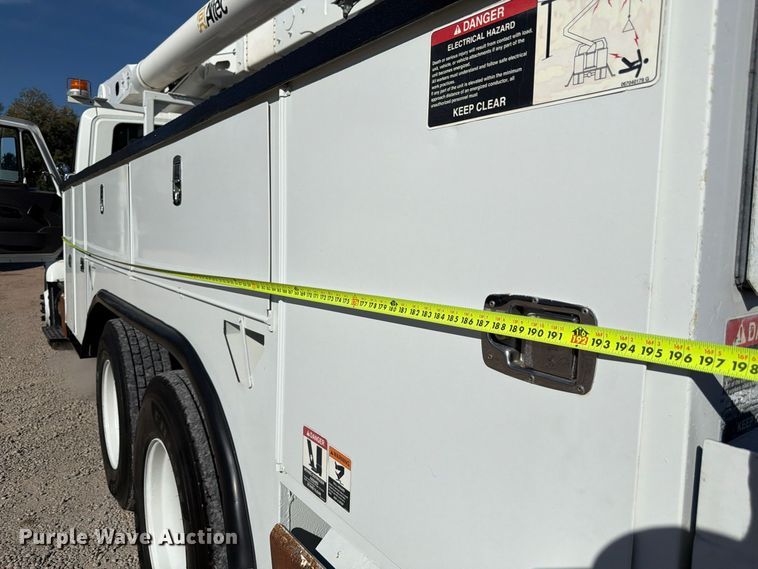 image for item FM7730 2010 International 7400 bucket truck