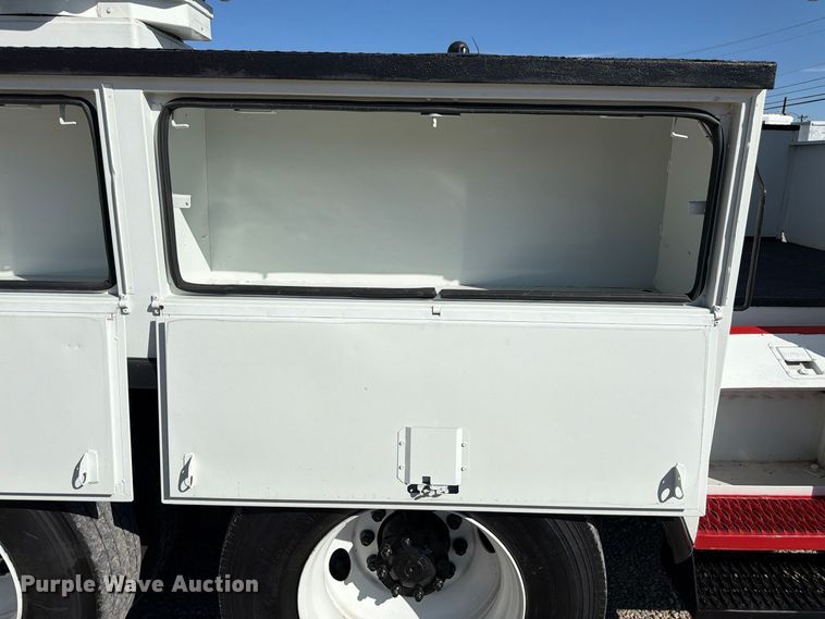 image for item FM7730 2010 International 7400 bucket truck