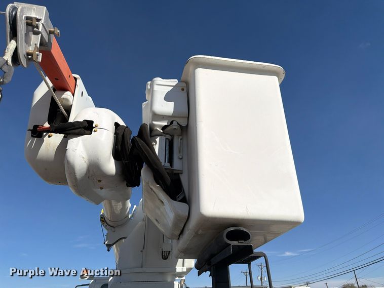 image for item FM7730 2010 International 7400 bucket truck
