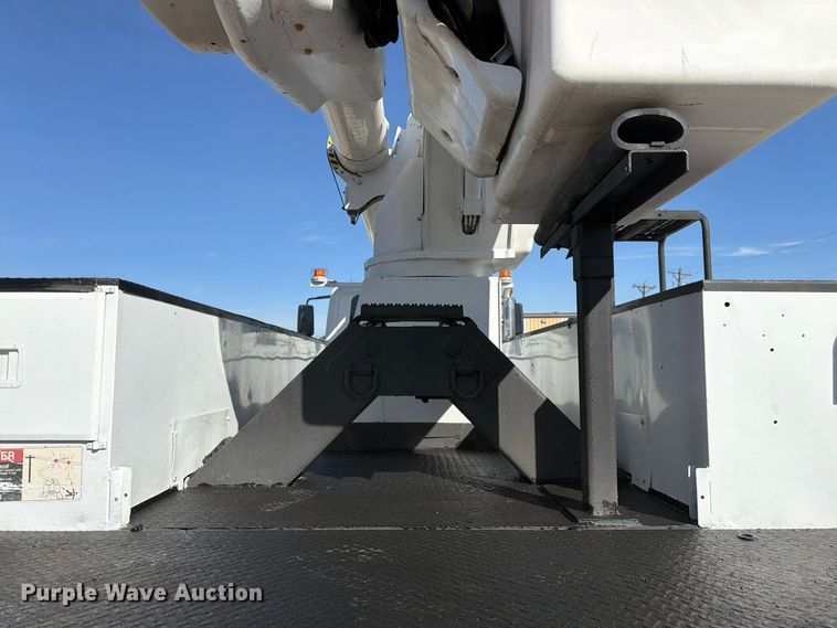 image for item FM7730 2010 International 7400 bucket truck