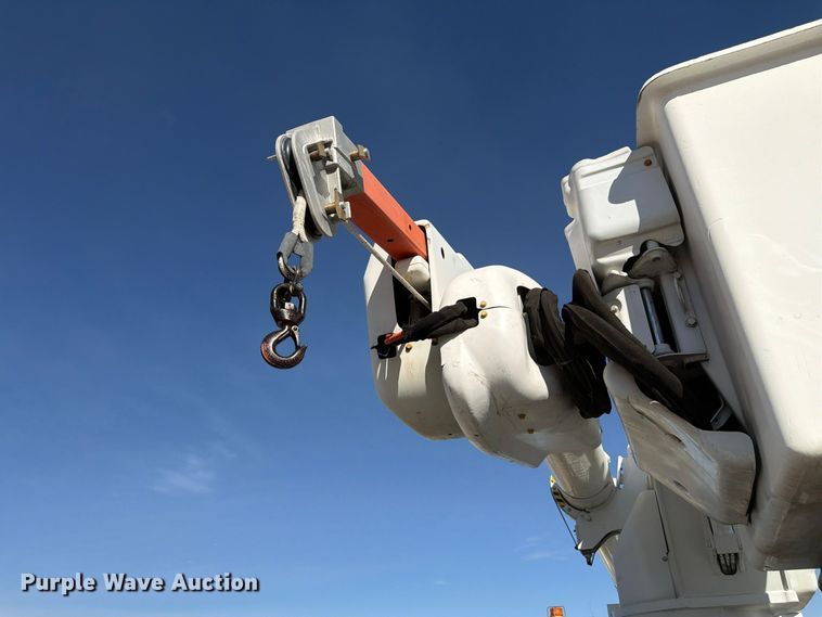 image for item FM7730 2010 International 7400 bucket truck