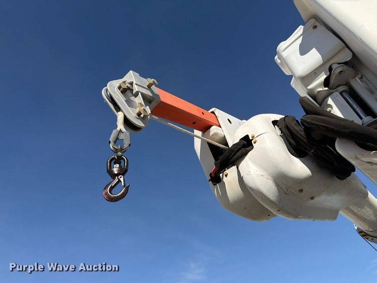 image for item FM7730 2010 International 7400 bucket truck