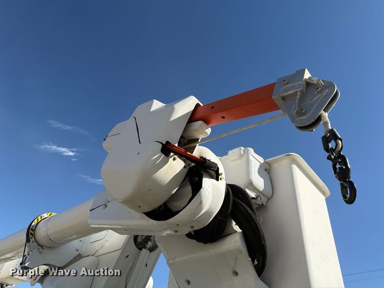 image for item FM7730 2010 International 7400 bucket truck