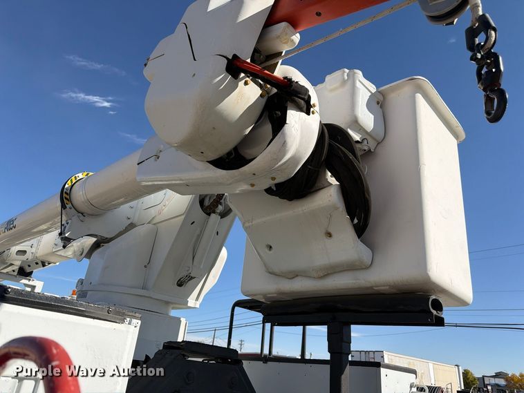 image for item FM7730 2010 International 7400 bucket truck