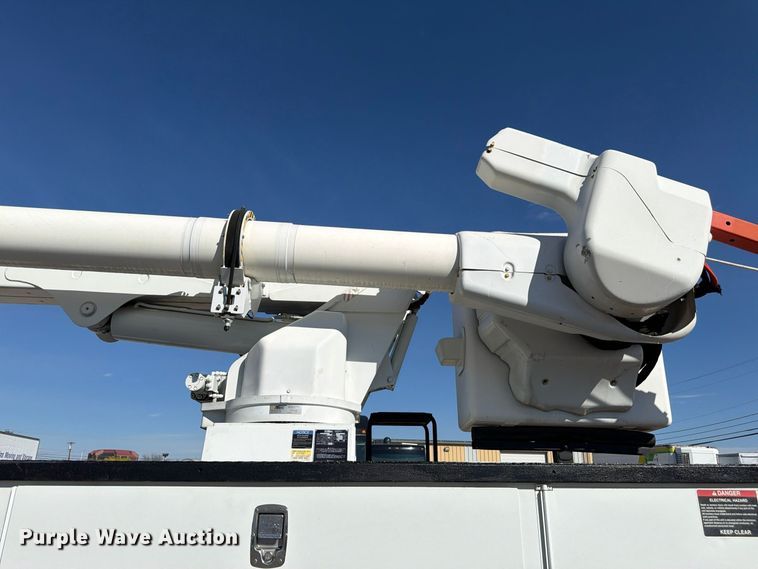 image for item FM7730 2010 International 7400 bucket truck