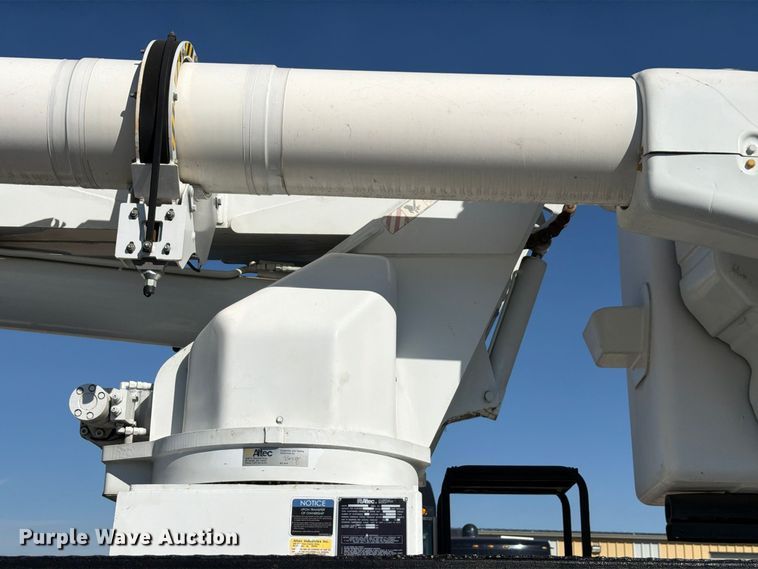 image for item FM7730 2010 International 7400 bucket truck