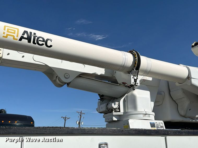 image for item FM7730 2010 International 7400 bucket truck