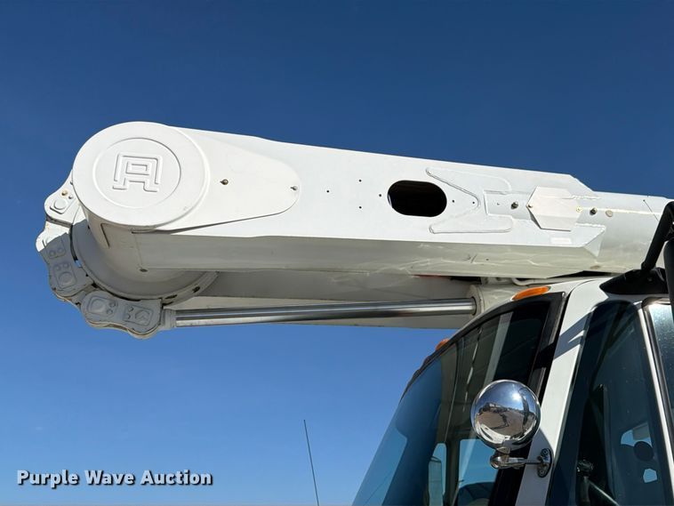 image for item FM7730 2010 International 7400 bucket truck
